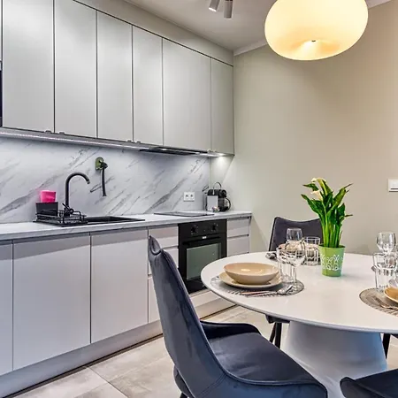 Z Basenem I Saunami Stone Hill Ii Vip Centrum By Royal Aparts